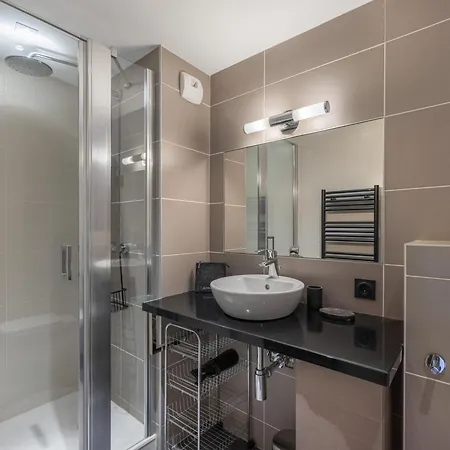 Familial à Avec Terrasse Et Parking Couvert - Fr-1-563-25 Appartement Courchevel